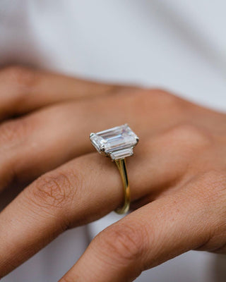 Bague de fiançailles à trois pierres et émeraude en moissanite de 4,10 ct