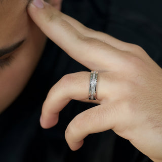 Alianza de boda para hombre con moissanita de corte redondo y capas de ladrillo 