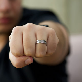 Alianza de boda para hombre con moissanita de corte redondo y capas de ladrillo 