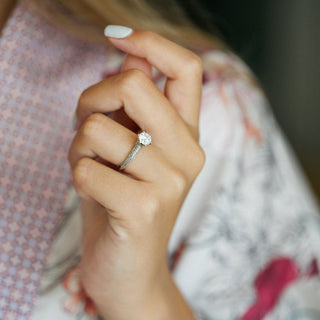 Anillo de compromiso solitario con diamante de moissanita redondo de 1,0 quilates