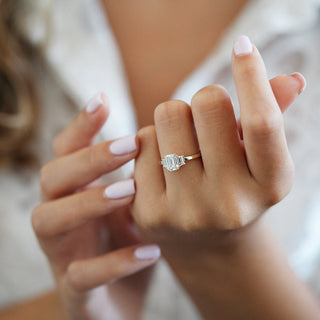 Bague de fiançailles à trois pierres en moissanite en forme d'émeraude de 1,0 ct