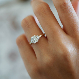 Bague de fiançailles en moissanite à trois pierres en forme d'émeraude de 1,0 ct