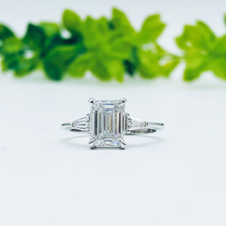 Bague de fiançailles à trois pierres en moissanite taille émeraude de 1,9 ct