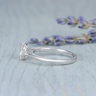 Anillo de compromiso solitario con diamante y moissanita de tres piedras ovaladas de 1,0 ct