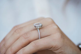 Bague de fiançailles solitaire en émeraude de 4,30 ct avec halo caché et moissanite pavée