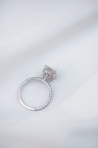 Bague de fiançailles pavée de diamants en moissanite à halo caché et coussin allongé de 3,15 ct