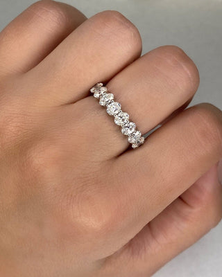 Alliance de mariage éternité avec diamants CVD ovales de 2,50 TCW