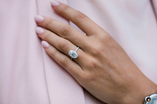 Bague de fiançailles avec solitaire ovale pavé de moissanite de 4,0 ct