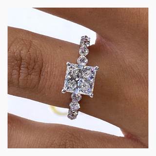 Anillo de compromiso con diamantes de talla princesa F-VS de 1,5 ct con engaste pavé