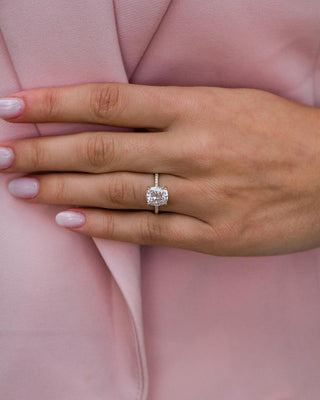 Bague de fiançailles solitaire coussin de 2,80 ct avec halo caché en moissanite