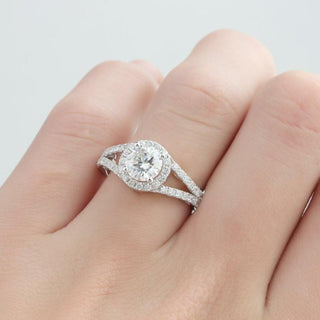 Bague de fiançailles avec halo de diamants en moissanite à tige fendue ronde de 1,0 ct