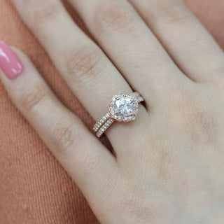 Juego de anillos de compromiso nupciales con halo de moissanita con corte floral de 1,0 quilates 