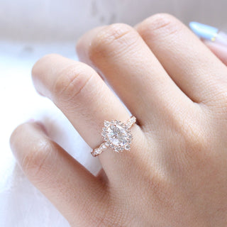 Bague de fiançailles ovale vintage avec halo de diamants en moissanite pavée de 1,50 ct