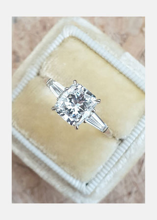 Bague de fiançailles à 3 pierres avec diamants en moissanite taille coussin de 2,0 ct