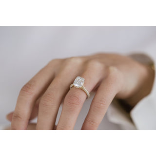 Bague de fiançailles solitaire allongée en forme de coussin avec halo caché en moissanite de 3,20 ct