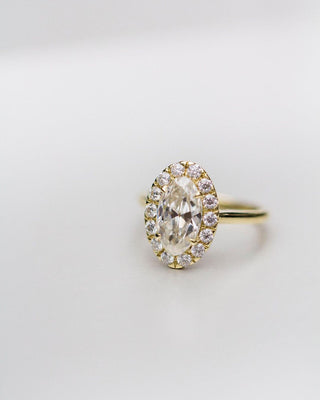 Bague de fiançailles en moissanite de style halo à taille ovale de 3,80 ct