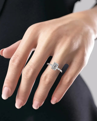 Bague de fiançailles en forme d'émeraude de 2,0 à 4,0 ct avec halo caché et pavé unique