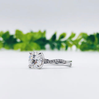 Bague de fiançailles solitaire à taille ronde et pavé torsadé en moissanite de 1,85 ct