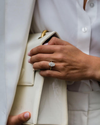 Anillo de compromiso de moissanita con halo oculto y solitario ovalado de 5,0 quilates