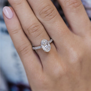 Bague de fiançailles solitaire ovale de 3,0 ct avec halo caché et pavé de moissanite