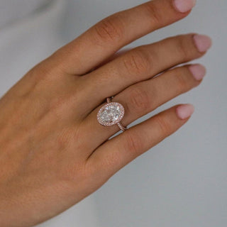 Bague de fiançailles en moissanite ovale avec halo et pavé de 4,0 ct