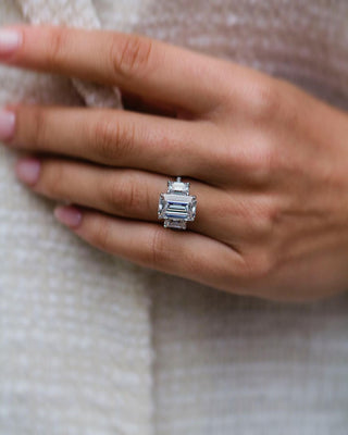 Bague de fiançailles à trois pierres et émeraude en moissanite de 3,80 ct