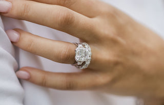 Anillo de compromiso de tres piedras con diamantes de moissanita Asscher de 4,10 quilates en oro blanco de 14 quilates