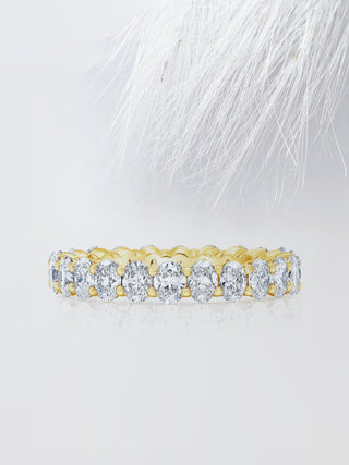 Alliance de mariage ovale en or blanc avec diamants et moissanite 