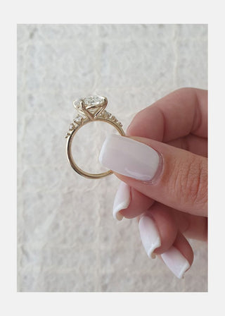 Anillo de compromiso con pavé de diamantes y moissanita de talla ovalada de 4,0 ct 