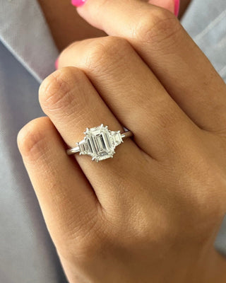 Bague de fiançailles à trois pierres avec diamants CVD émeraude de 1,0 CT à 3,0 CT