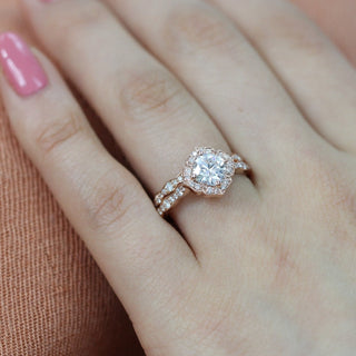 Juego de anillos de compromiso nupciales con halo de moissanita de talla cojín de 1,0 quilates 