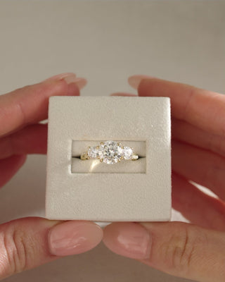 Bague de fiançailles à trois pierres en moissanite taille ronde de 1,80 ct