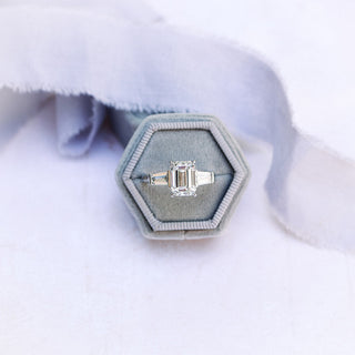 Bague de fiançailles en diamants à trois pierres en moissanite taille émeraude de 3,0 ct 