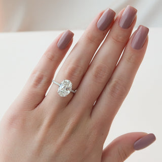 Bague de fiançailles avec halo caché et pavé de diamants CVD taille ovale de 1,50 à 3,50 ct