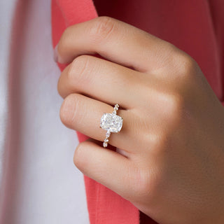 Bague de fiançailles de style halo caché et pavé avec diamant CVD taille coussin allongé de 2,0 à 4,0 ct