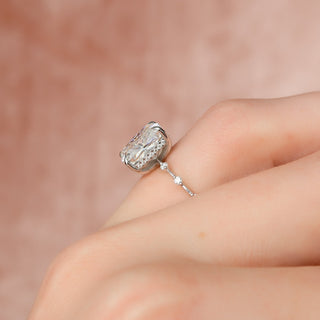 Bague de fiançailles avec halo caché et style délicat en diamant CVD taille coussin allongé de 2,0 à 4,0 ct