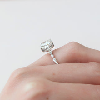 Bague de fiançailles de style halo caché et pavé avec diamant CVD taille coussin allongé de 2,0 à 4,0 ct