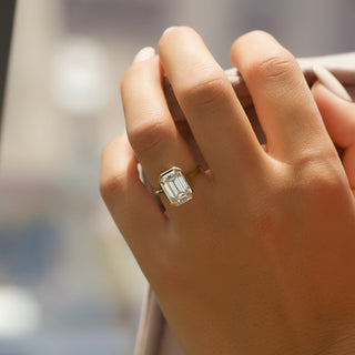 Bague de fiançailles avec halo caché et lunette en diamant CVD taille émeraude de 2,0 à 4,0 ct