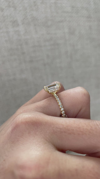 Anillo de compromiso con halo oculto y pavé de moissanita de talla esmeralda de 2,64 quilates