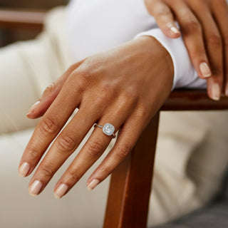 Bague de fiançailles en moissanite avec halo de diamants taille coussin de 1,50 ct et serti canal