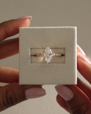 Anillo de compromiso con tres piedras de diamante y moissanita de talla marquesa de 1,0 CT a 2,0 CT