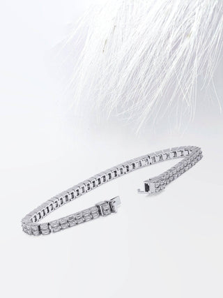 Bracelet tennis à deux rangs en or blanc avec moissanite taille émeraude et diamants