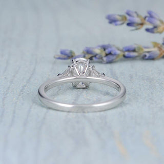 Anillo de compromiso solitario con diamante y moissanita de tres piedras ovaladas de 1,0 ct