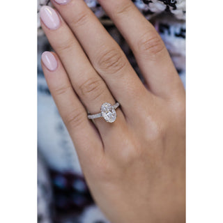 Bague de fiançailles solitaire ovale de 3,0 ct avec halo caché et pavé de moissanite