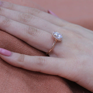 Anillo de compromiso solitario con halo ovalado de moissanita y diamantes engastados en forma de catedral de 2,0 quilates