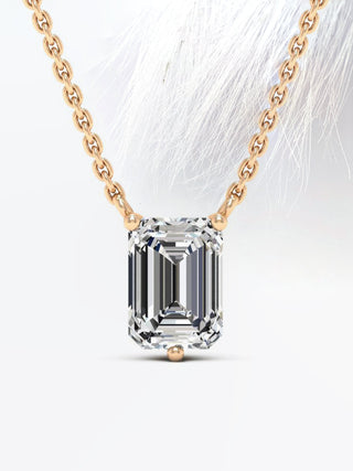 Collier Colleen avec diamant solitaire en moissanite taille émeraude