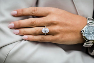 Bague de fiançailles ovale à trois côtés avec halo de diamants en moissanite pavée de 3,85 ct