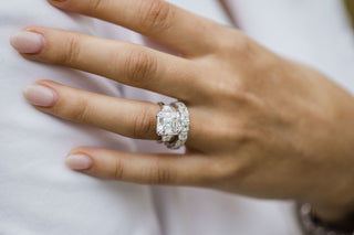 Anillo de compromiso de tres piedras con diamantes de moissanita Asscher de 4,10 quilates en oro blanco de 14 quilates