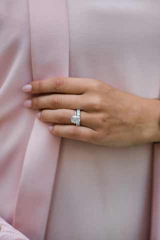 Anillo de compromiso solitario con diamante de moissanita en forma de cojín alargado de 3,62 quilates