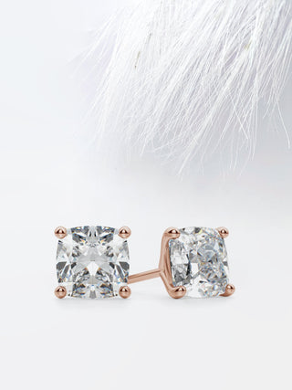 Boucles d'oreilles à tige en diamant et moissanite taille coussin pour femmes